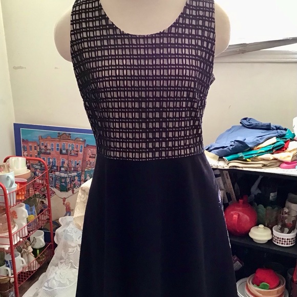 Belle, Badgley Mischka black and cream, size 12 lined sleeveless cocktail dress - Picture 2 of 9